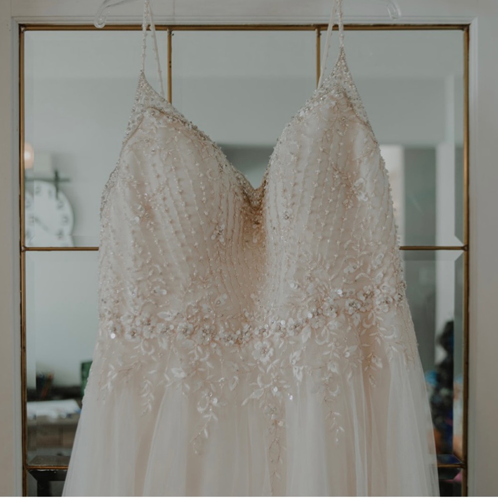 Ivory/champagne Wedding dress bought from Lena & Mae. Size 20 w/ corset back.